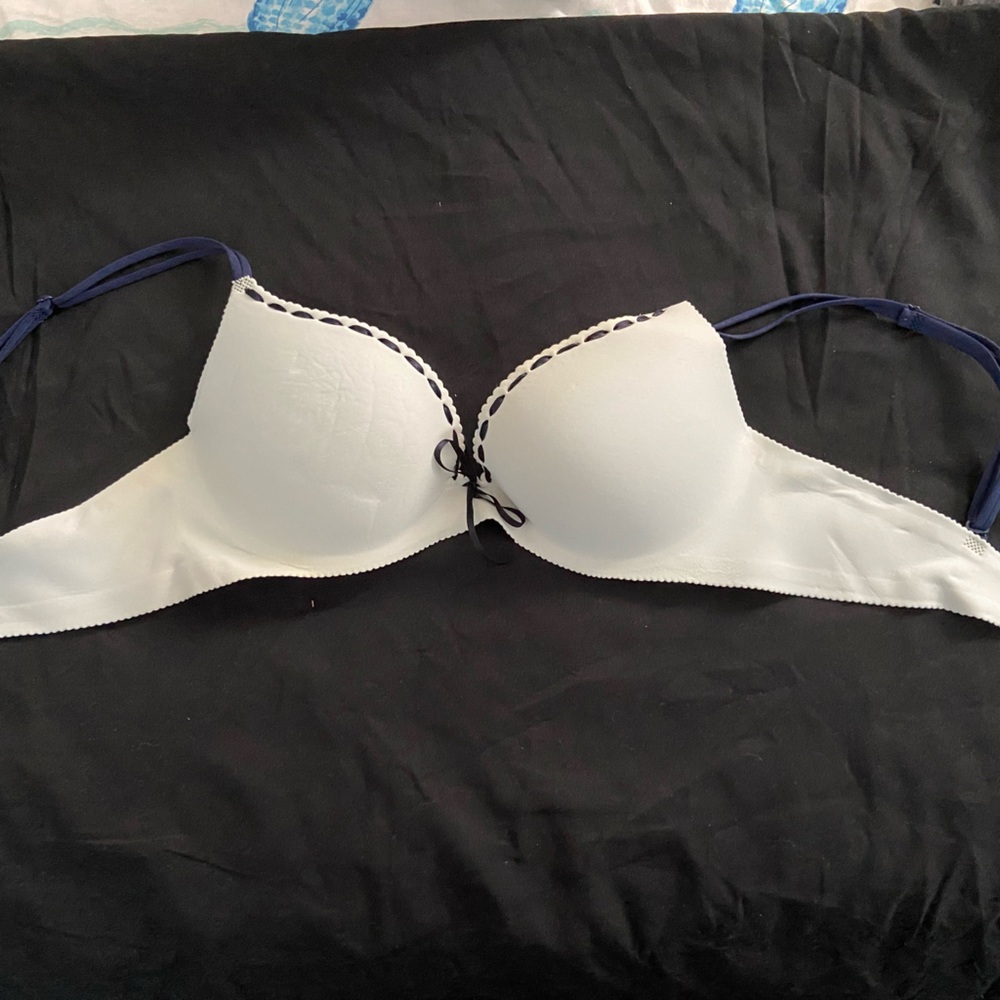 VICTORIA’S SECRET Secret Embrace Push Up Bra 34C